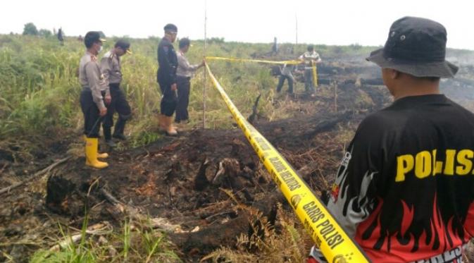 Polisi segel lahan yang diduga sengaja dibakar. (M Syukur/Liputan6.com)