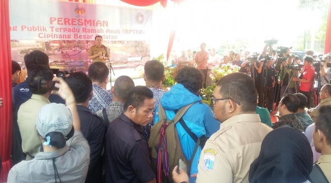 Gubernur DKI Jakarta Basuki Tjahaja Purnama atau Ahok meresmikan RPTRA Cipinang Besar Selatan di tengah ancaman penolakan warga (Liputan6.com/Nanda)
