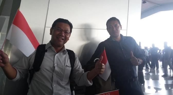 Alfian (kiri), penumpang di Terminal 3 Ultimate Bandara Soekarno Hatta menyambut kedatangan atlet Olimpiade, Selasa (23/8/2016). (Bola.com/Wiwig Prayugi)