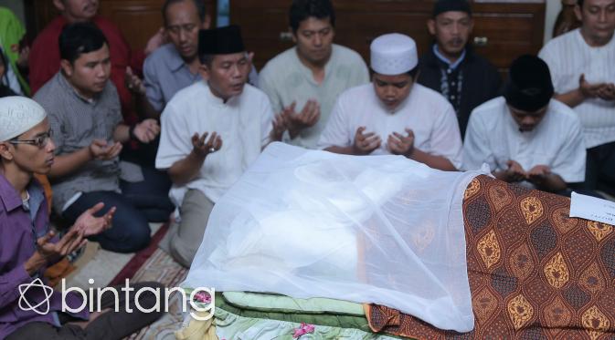 Jenazah Susiana istri Tukul Arwana di smayamkan di rumah duka Tukul Arwana. (Andy Masela/bintang.com)