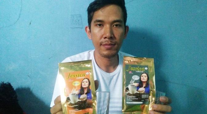 Sefri Haris, warga kawasan Kedinding Loh, Kecamatan Kenjeran, Surabaya, memproduksi kopi dengan label Jessica Coffeemix. (Liputan6.com/Dian Kurniawan)