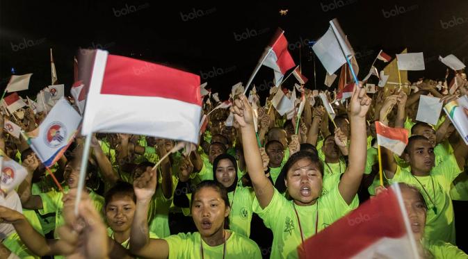 Sejumlah mahasiswa antusias menyambut arak-arakan emapt atlet peraih medali Olimpiade 2016 Rio de Janeiro di Kantor Kemenpora, Jakarta, Selasa (23/8/2016). (Bola.com/Vitalis Yogi Trisna)