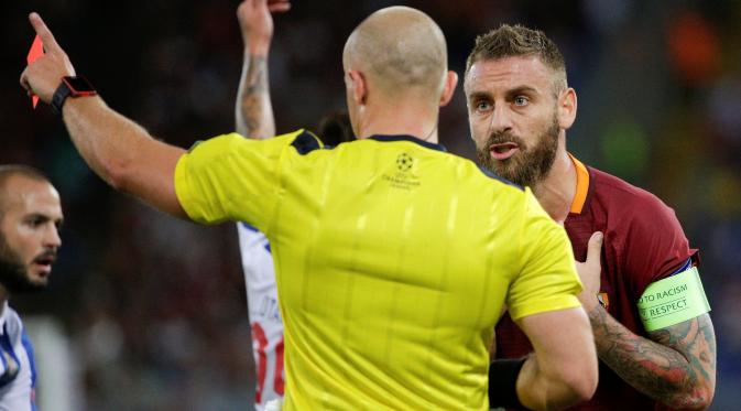 Kapten AS Roma, Daniele De Rossi (kanan) beradu argumen dengan wasit Szymon Marciniak, usai menerima kartu merah pada laga kontra FC Porto, Rabu (24/8/2016) dini hari WIB, di Stadion Olimpico, Roma.  (Reuters/Max Rossi)