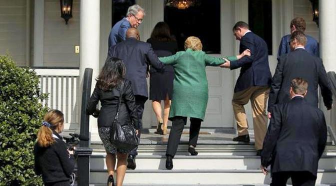 Hillary Clinton terpeleset di rumah singgah di South Carolina, Februari 2016 (AFP)