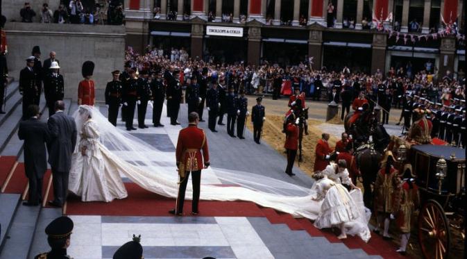 Ekor gaun pengantin Putri Diana yang dirancang oleh David Emanuel memiliki panjang sekitar 25 kaki. Sumber : harpersbazaar.com
