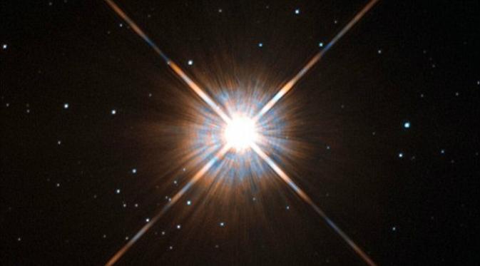 Proxima Centauri adalah bagian dari sistem perbintangan Alpha Centauri yang berjarak sekitar 4,2 tahun cahaya dari tata surya kita. (Sumber ESA/Hubble dan NASA)