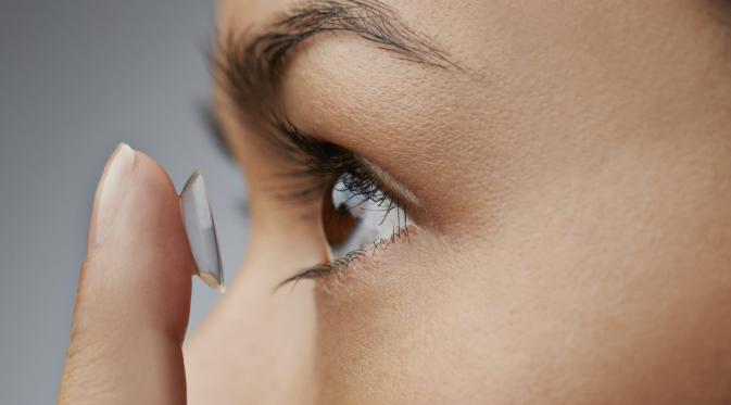 Hati-hati, 6 kesalahan yang membahayakan mata ini sering dilakukan pengguna lensa kontak. (Via: brighteyesoptique.com)