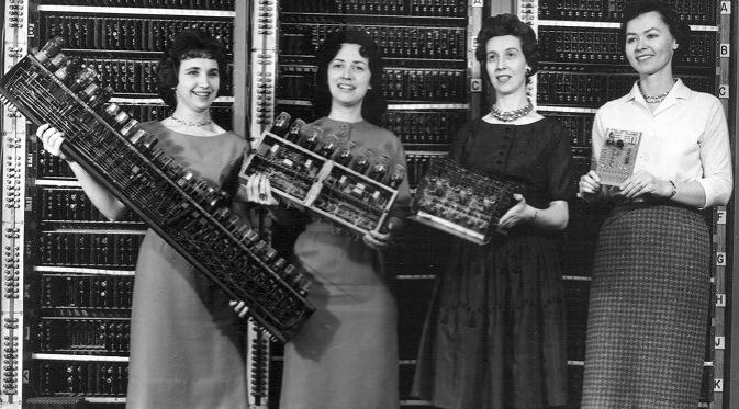 Kelompok wanita ENIAC terdiri enam orang wanita muda yang membantu mengembangkan kode komputer eletrik pertama di masa perang dunia (sumber: digitaltrends.com)