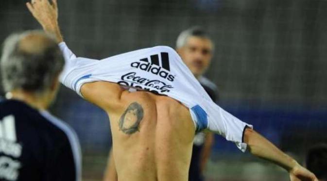 Tato di bagian punggung Lionel Messi. (Sportskeeda). 