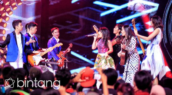 Young Girlz dan Young Gunz di malam puncak HUT SCTV ke-26. (Adrian Putra/Bintang.com)