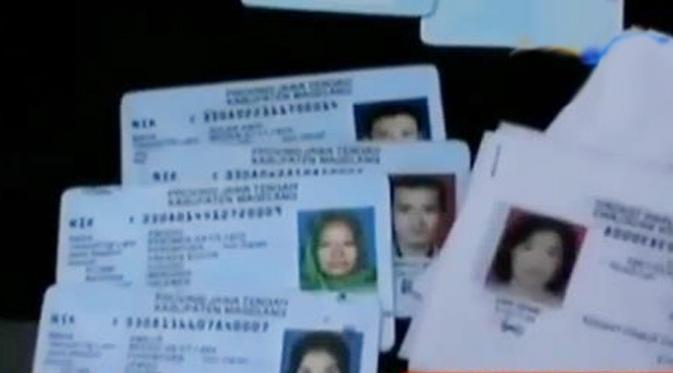 Pasangan suami istri dan keponakan pembuat e-KTP palsu ditangkap anggota Polres Magelang.