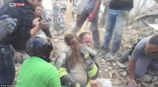 Gempa Italia, gadis berusia 10 tahun ini akhirnya berhasil diselamatkan usai tertimbun puing selama 17 jam | via: dailymail.co.uk