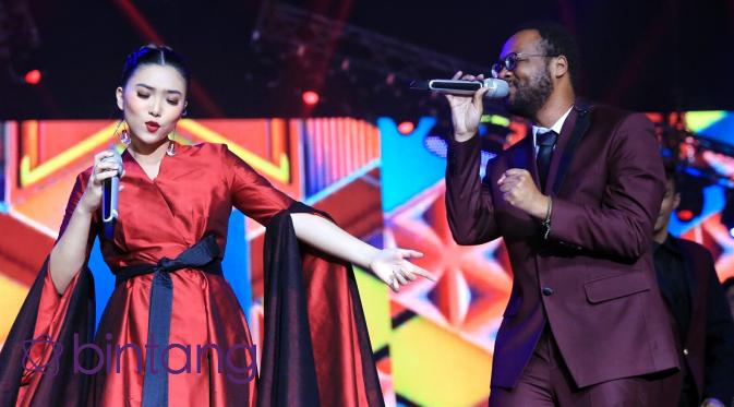 Serba merah, duet romantis Isyana Sarasvati dan Kamga terasa glamor (Adrian Putra/Bintang.com)