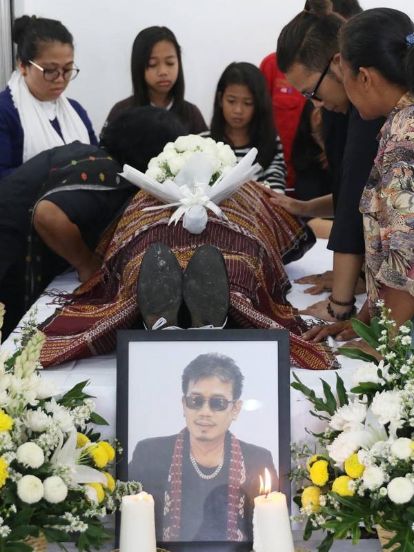 Sejumlah kerabat berdoa disamping jenazah penyanyi senior Eddy Silitonga di rumah duka RS Fatmawati, Jakarta, Kamis (25/8). Belum lama ini, Eddy Silitonga memang tengah menjalani perawatan di RS karena penyakit jantung. (Liputan6.com/Immanuel Antonius)