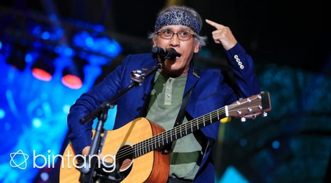 The living legend, Iwan Fals turut membakar panggung Istora Senayan (Adrian Putra/Bintang.com)