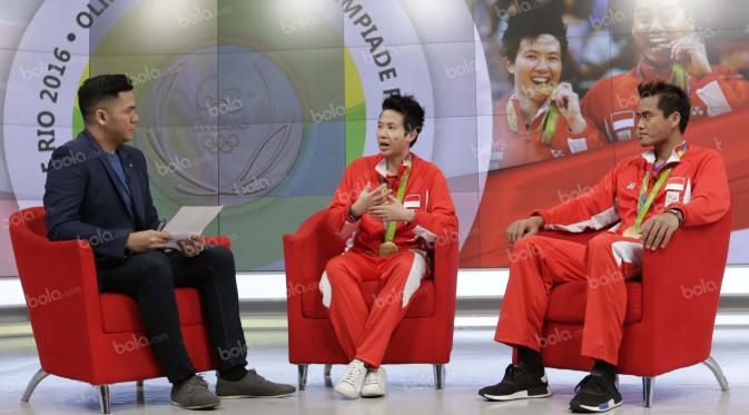 Peraih medali emas bulutangkis Olimpiade Rio 2016, Liliyana Natsir dan Tontowi Ahmad (kanan), saat hadir dalam acara Liputan 6 SCTV di Studio SCTV, SCTV Tower, Jakarta, Kamis (25/8/2016). (Bola.com/Arief Bagus)