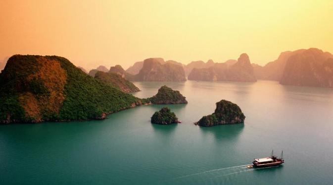 Ha Long Bay, Vietnam. (ahomevietnam.com)