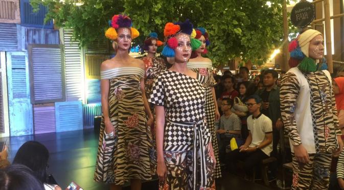 Desainer Ivan Gunawan membawa Jajaka ke panggung Los Angeles Fashion Week Spring 2016.