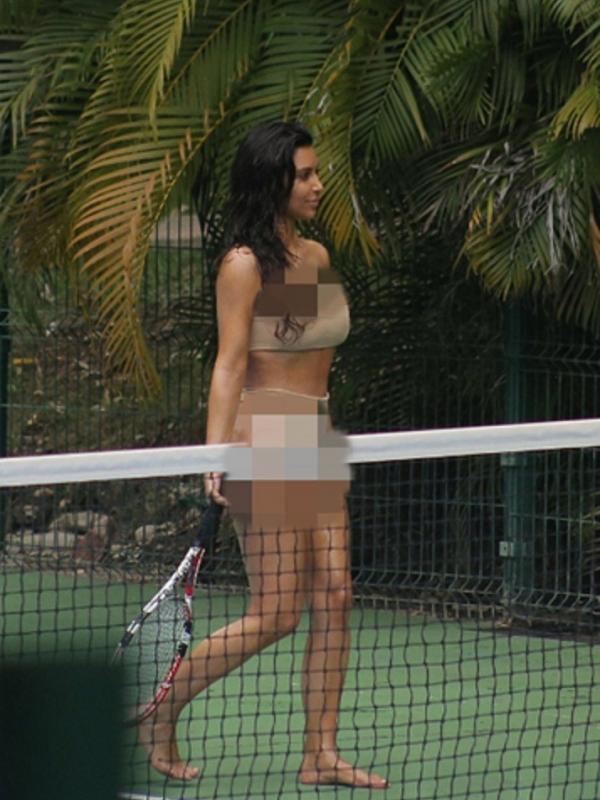 Kim Kardashian tampil seksi dengan bikini saat bermain tenis (Dailymail)