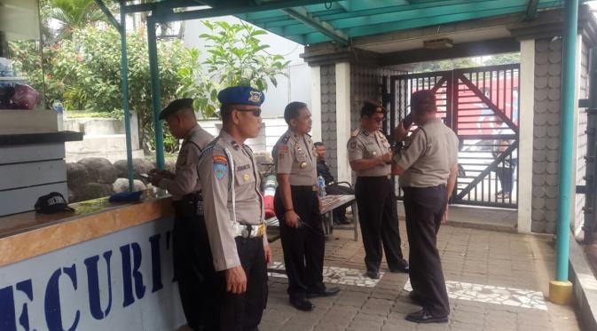 Aparat kepolisian masih menjaga ketat Kampus A Universitas Trisakti di kawsasan Grogol, Jakarta Barat. (Liputan6.com/Muslim AR)