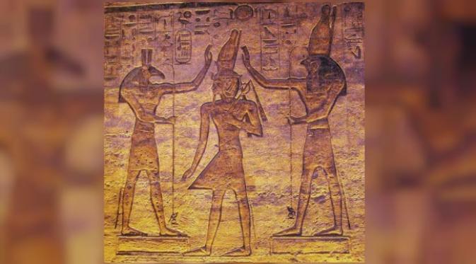Seth (paling kiri) dan Horus (paling kanan) yang saling bersaing. Tidak seperti jenis pangan atau penyakit, praktik seksual tidak meninggalkan bekas pada jasad manusia. (Sumber Ancient Origins)