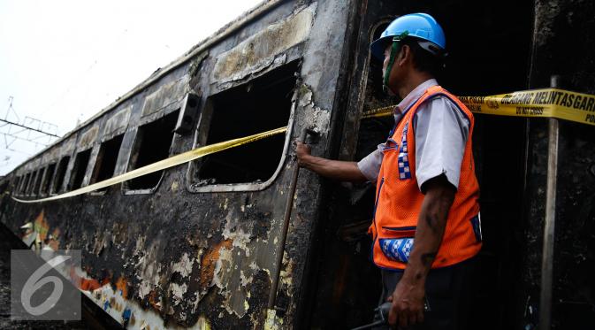 Sampai saat ini penyebab kebakaran masih belum diketahui, petugas masih menelusuri apa yang melatarbelakangi terbakarnya gerbong kereta api yang sedianya akan berangkat ke Surabaya itu, Jakarta, Kamis (25/8). (/Faizal Fanani)