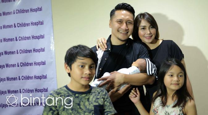 Fenita Arie dan Arie Untung Preskon Kelahiran Anak (Andy Masela/bintang.com)