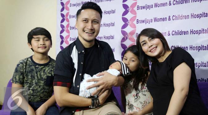 Arie K. Untung dan Fenita Arie menggelar konfrensi pers terkait kelahiran anak ketiga mereka yang berjenis kelamin laki-laki. (Foto: Herman Zakharia/Liputan6.com)