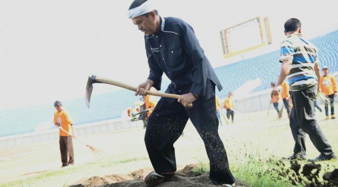 Bupati Purwakarta Dedi Mulyadi pimpin aksi bersih-bersih di Stadion si Jalak Harupat (Istimewa/LIputan6.com)