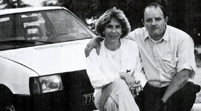 James dan Elizabeth Andanson di depan Fiat Uno putih. Juru foto yang ditanyai seputar kisah kematian Putri Diana ditemukan tewas dengan luka tembak dan tubuh terbakar.(Sumber Daily Mail)