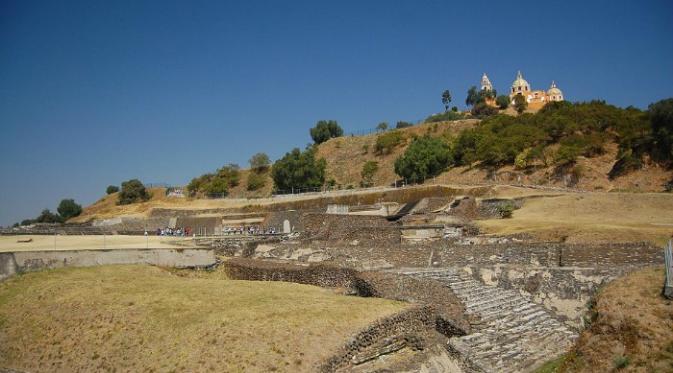 Piramida Agung Cholula yang tersembunyi di bawah bukit di mana gereja peninggalan Cortez berdiri (Flickr/Omar Barcena)