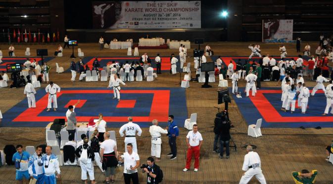 Ratusan peserta berlatih gerakan Kata jelang berlaga di Kejuaraan Dunia Karate SKIF ke-12 di JIExpo Kemayoran Jakarta, Jumat (26/8/2016). Ratusan atlet dari 58 negara berlaga di ajang yang digelar hingga Minggu (28/8). (Liputan6.com/Helmi Fithriansyah)