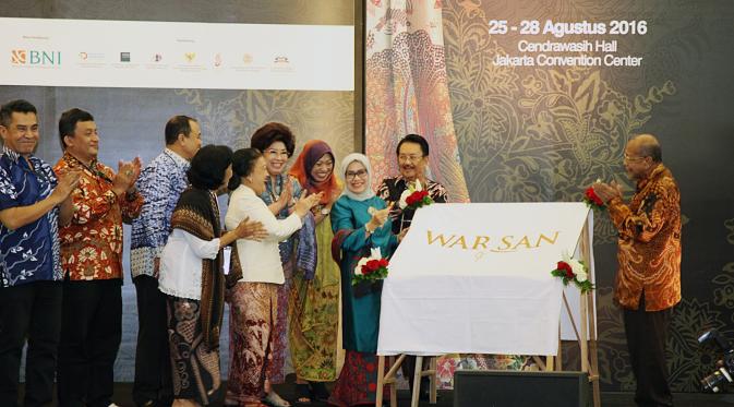Ibu Mufidah Jusuf Kalla bersama BOD PT. Mediatama Binakreasi, Yayasan Batik Indonesia dan Dewan Kerajinan Nasional  serta ASEPHI melakukan prosesi Pencantingan secara simbolis sebagai tanda telah resminya Pameran WARISAN 2016