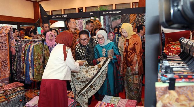 Ibu Mufidah Jusuf Kalla serta Bapak Hadi Sunarno, GM Sales and marketing PT. Mediatama Binakreasi (kiri) melakukan kunjungan ke salah satu peserta batik WARISAN