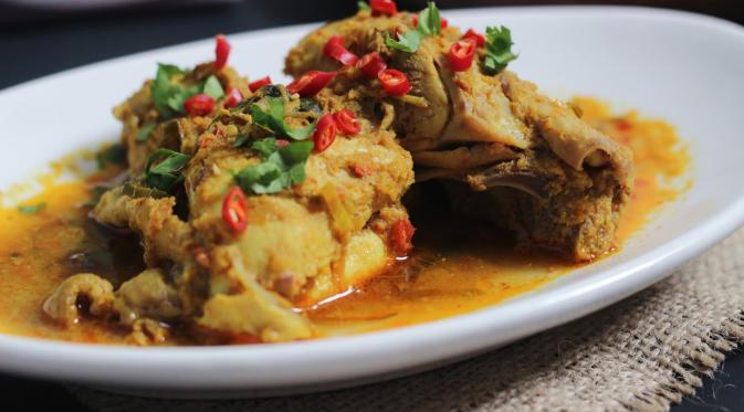 Pernah coba makanan khas asal Manado, Ayam Woku? Kalau belum, coba deh betapa enaknya menu andalan Heat and Eat ini. (Foto: eatinguntildiee.blogspot.co.id)