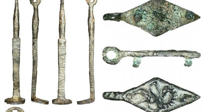 Benda sehari-hari yang ditemukan di dalam galian  (Institute of Archeology RAS/Dailymail.com)
