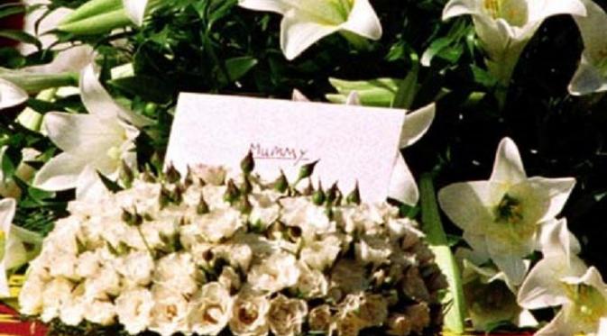 Kartu selamat jalan dari Pangeran Harry yang diletakkan di atas peti mati Putri Diana bertuliskan 