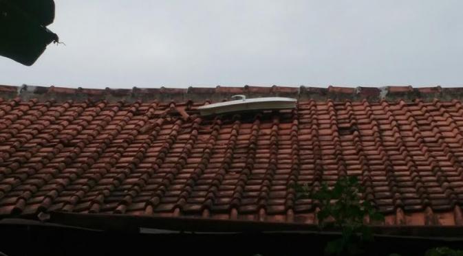 Pintu pesawat jatuh di atap rumah warga di Ciganjur, Jakarta Selatan. (Laiputan6.com/Nafiysul Qodar)