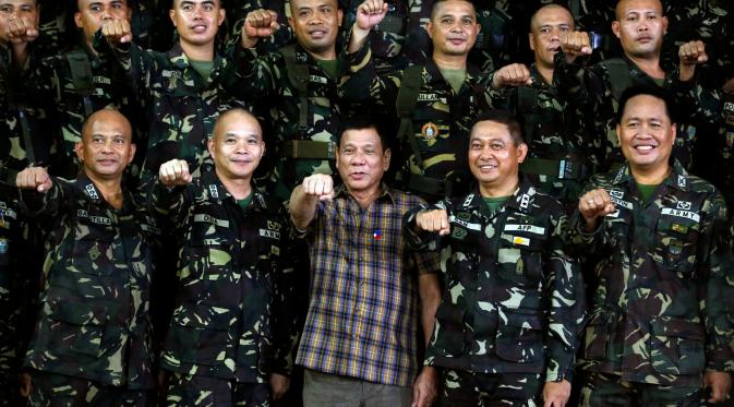 Presiden Filipina Rodrigo Duterte memerintahkan tentaranya untuk menghancurkan Abu Sayyaf (Reuters)