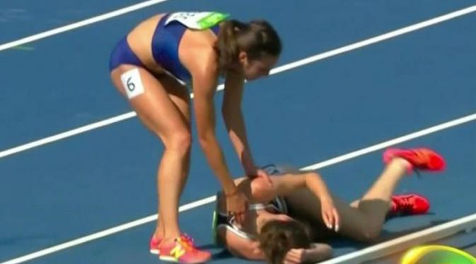 Pelari Amerika Serikat, Abbey D'Agostino membantu pelari Selandia Baru, Nikki Hamblin untuk tetap melanjutkan lomba (www.nbcolympics.com)
