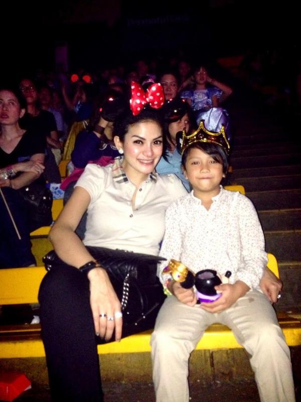 Nikita Mirzani dan putri pertamanya, Lolly [foto: Instagram]