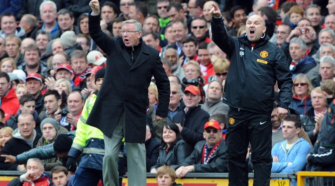 Mike Phelan (kiri), saat masih menjadi Asisten Sir Alex Fergsuon di Manchester United. Phelan, yang kini menjadi Caretaker Manajer Hull City, akan bersua eks klubnya, Sabtu (27/8/2016), di KCOM Stadium.  (EPA/Peter Powell)