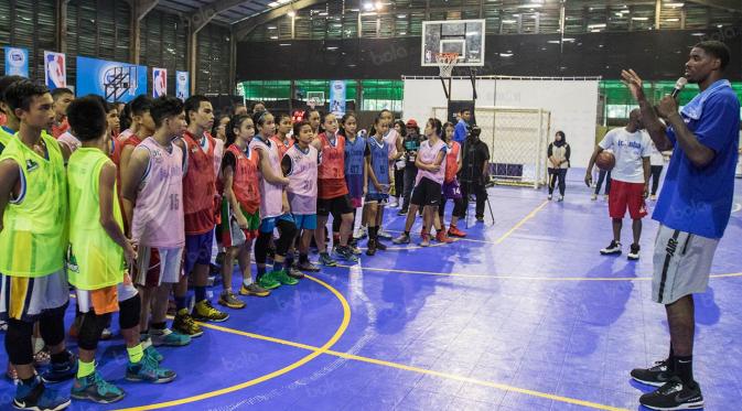 Pebasket NBA dari klub Charlotte Hornets, Marvin Williams, melakukan tos usai memberikan pelatihan bagi anak-anak Indonesia di Cilandak Sports Center, Jakarta Selatan, Sabtu (27/8/216). (Bola.com/Vitalis Yogi Trisna) 