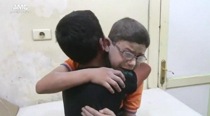 Salah satu korban hujan bom pada Rabu lalu adalah seorang anak lelaki yang kematiannya ditangisi begitu memilukan oleh dua saudara kandungnya. (Sumber Reuters via Daily Mail)