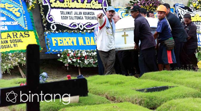 Pemakaman Eddy Silitonga di TPU Kampung Kandang, Jagakarsa, Jakarta Selatan. (Deki Prayoga/Bintang.com)