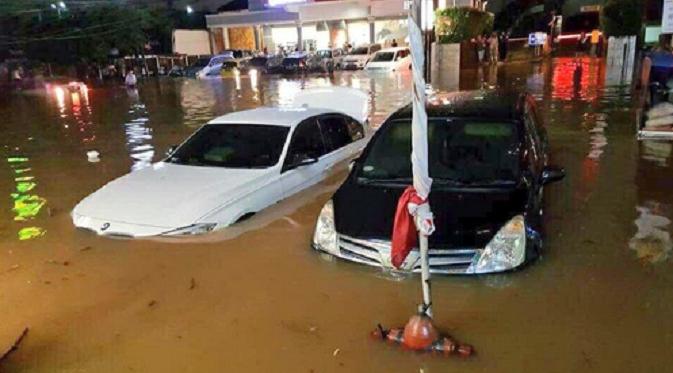 Banjir Kemang merendam mobil-mobil di Jalan Kemang Raya.