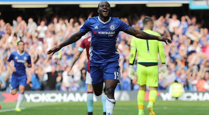 Winger Chelsea, Victor Moses, merayakan gol yang dicetaknya ke gawang Burnley. Tiga gol The Blues dicetak oleh Eden Hazard, Willian dan Victor Moses. (Reuters/Eddie Keogh)