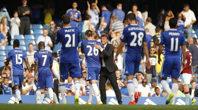 Pelatih Chelsea, Antonio Conte, menyapa pemainnya usai menaklukkan Burnley. (Reuters/Andre Couldridge)