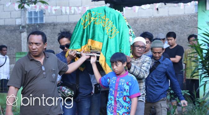 Cantika, putri bungsu Komeng saat hendak dimakamkan. (Yunan Nasution/Bintang.com)