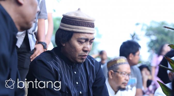 Komeng begitu terpukul mengantar putrinya ke liang lahat dalam prosesi pemakaman, [Yunan Nasution/Bintang.com]